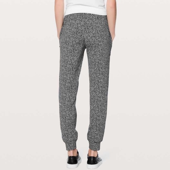 Lululemon Ready To Rulu Pant in Black and White Jacquard (Size 8) - Picture 2 of 8